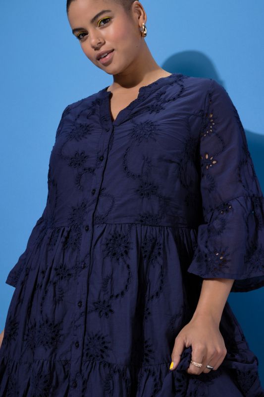 Рокля с бродирани акценти