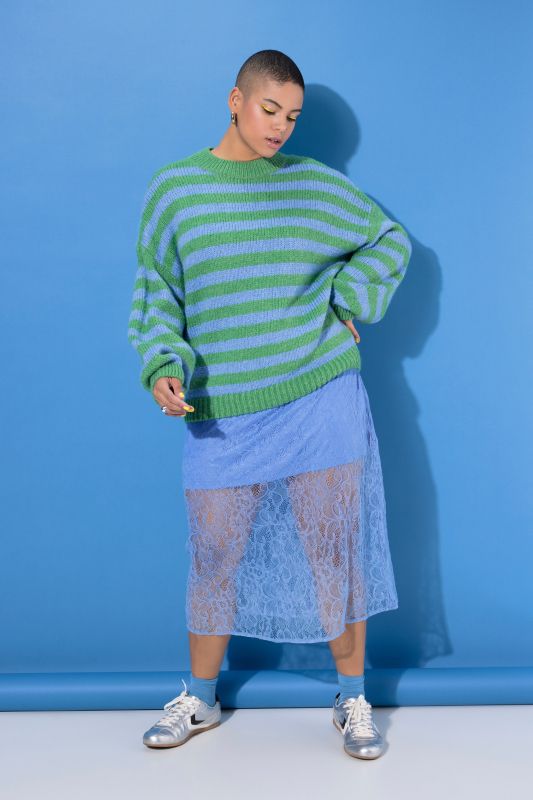 Пуловер с райета пухкав