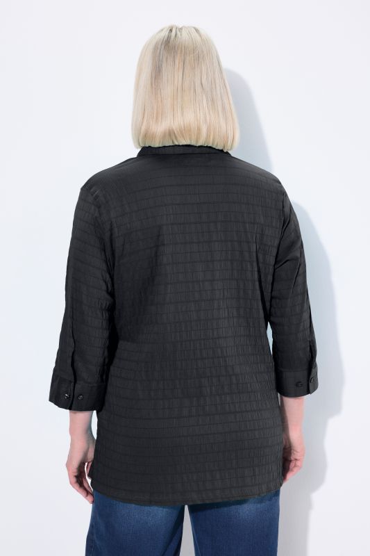 Риза с релефни мотиви и яка 