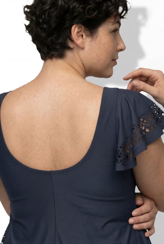 Рокля за плуване с лазерно изрязани акценти