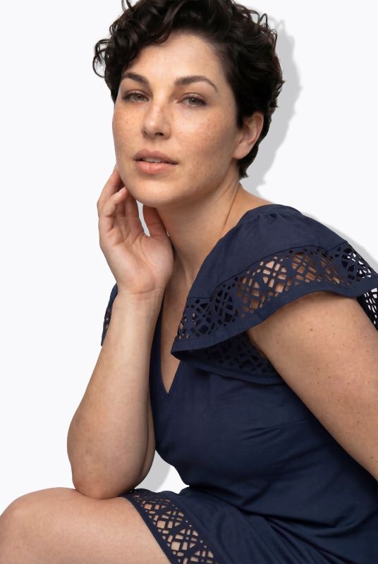 Рокля за плуване с лазерно изрязани акценти