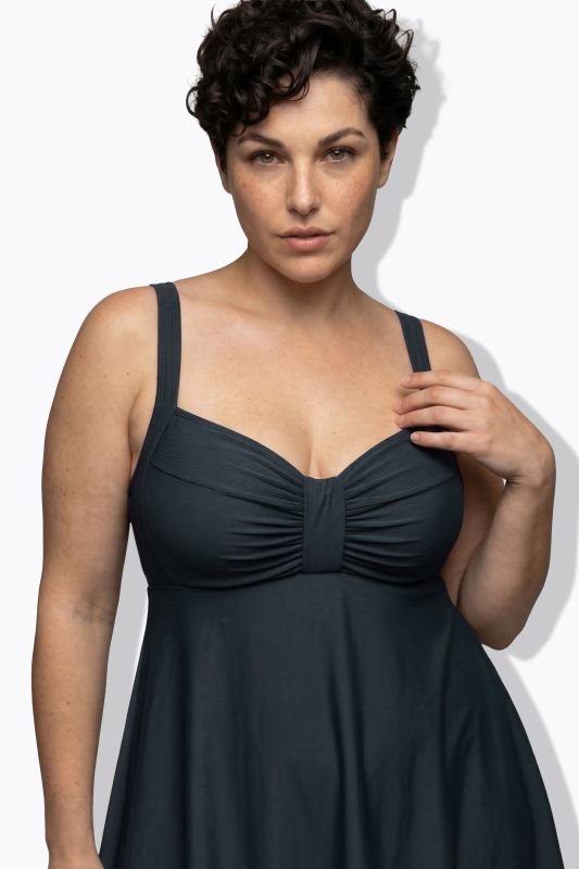 Бански тип рокля с разкроен акцент