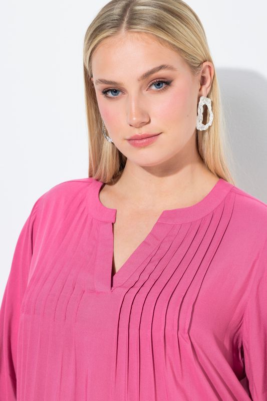 Блуза с плисиран акцент