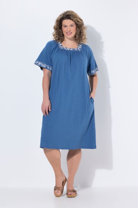 Рокля с морски акценти