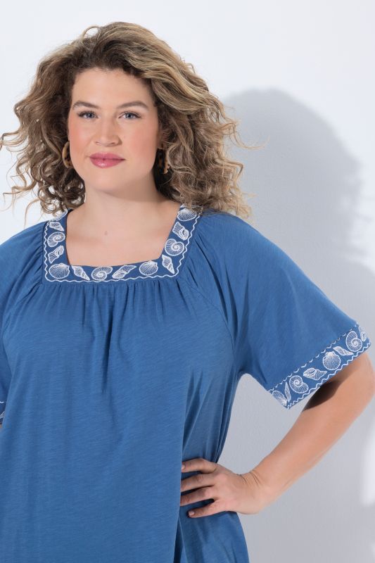 Рокля с морски акценти