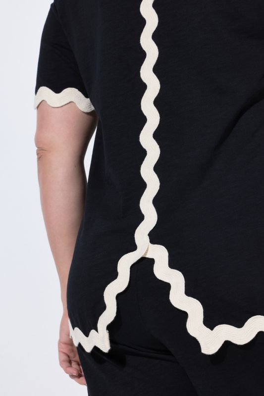 Тениска с контрастни акценти