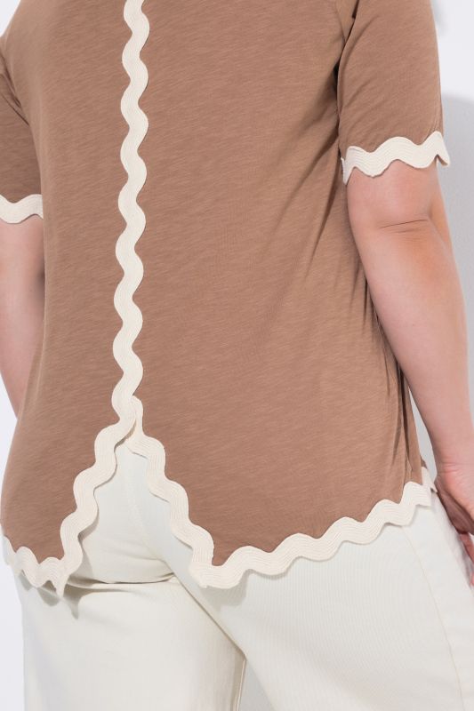 Тениска с контрастни акценти