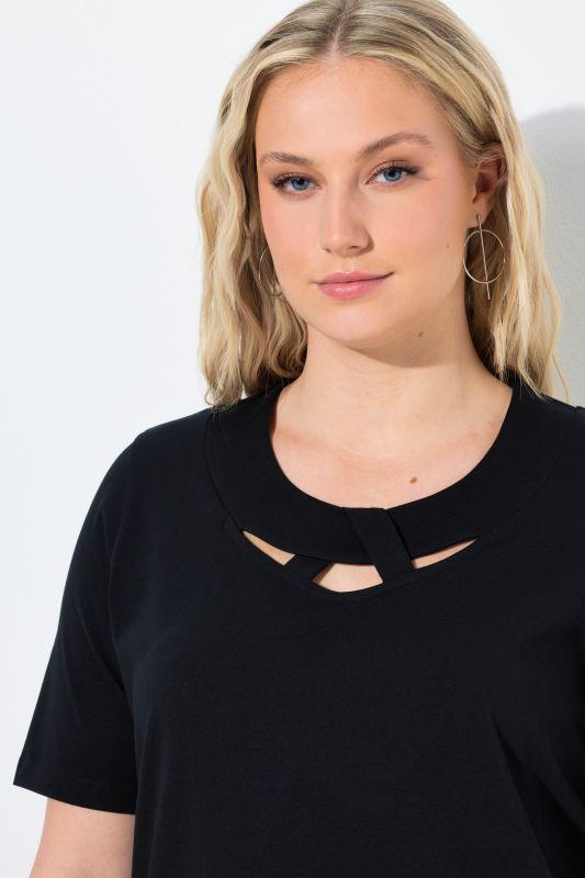 Тениска с изрязани акценти