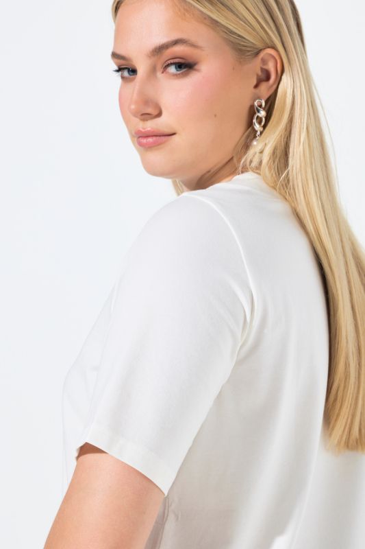 Тениска с изрязани акценти