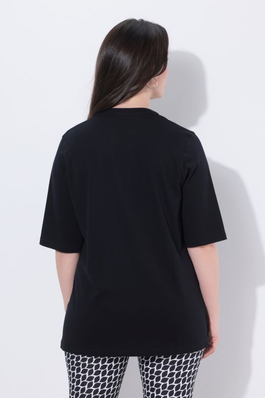 Тениска с бляскави камъчета на деколтето