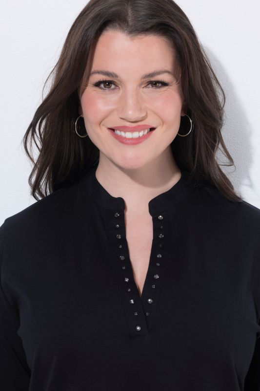 Тениска с бляскави камъчета на деколтето