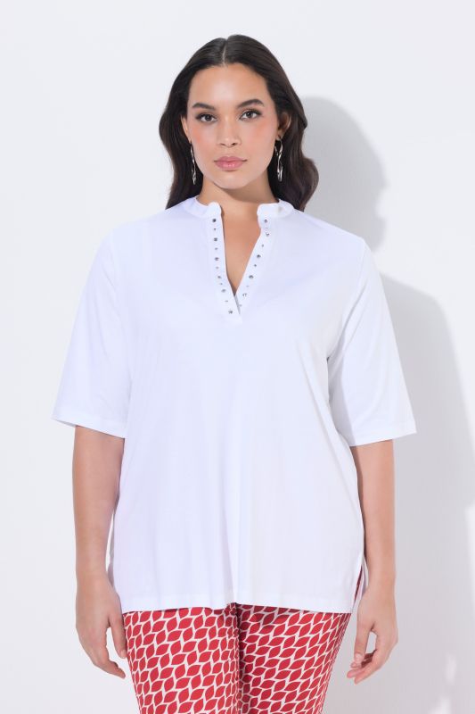 Тениска с бляскави камъчета на деколтето