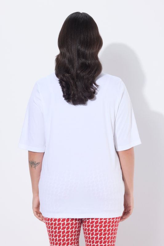 Тениска с бляскави камъчета на деколтето