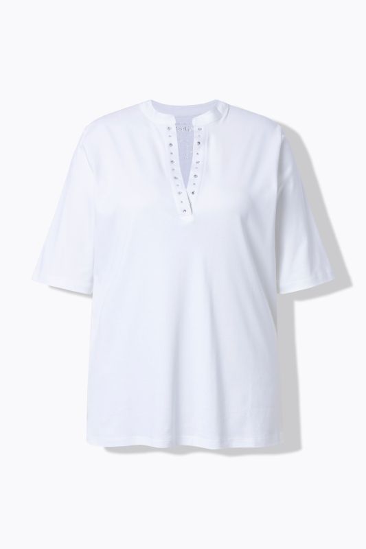 Тениска с бляскави камъчета на деколтето