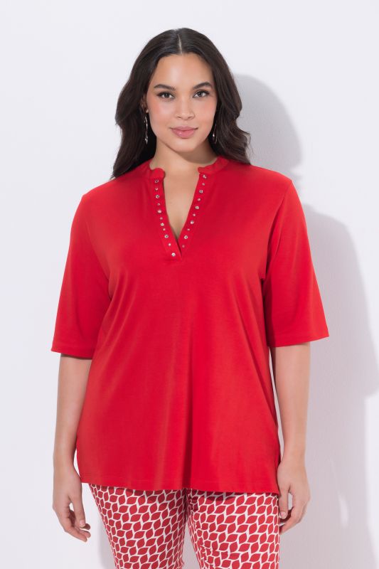 Тениска с бляскави камъчета на деколтето