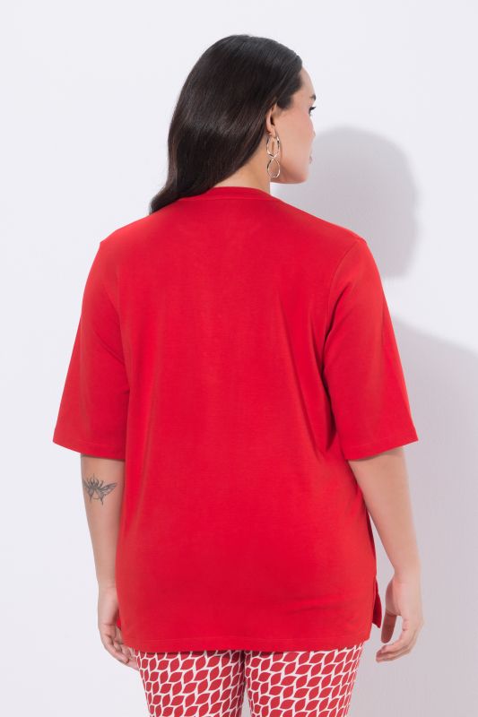 Тениска с бляскави камъчета на деколтето