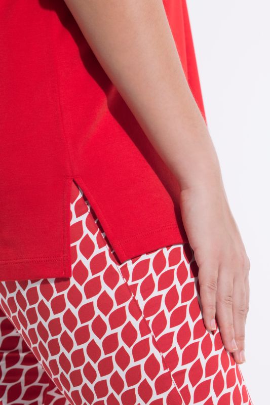 Тениска с бляскави камъчета на деколтето