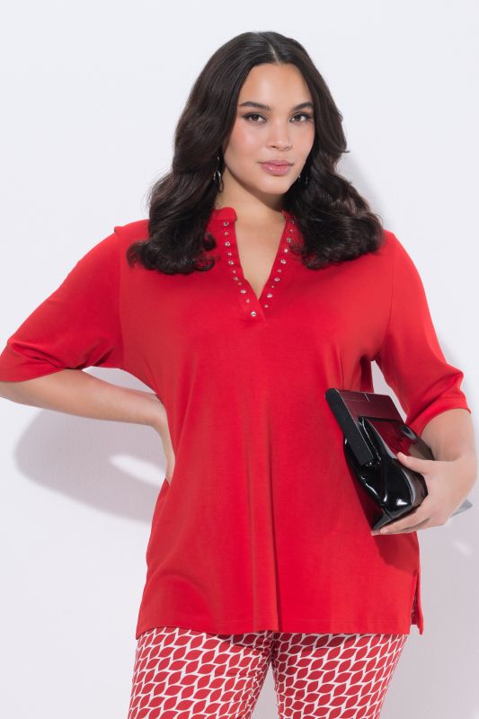 Тениска с бляскави камъчета на деколтето