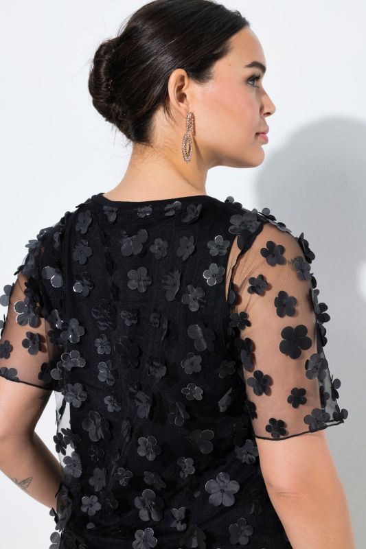 Тениска с мрежест акцент и 3D цветя