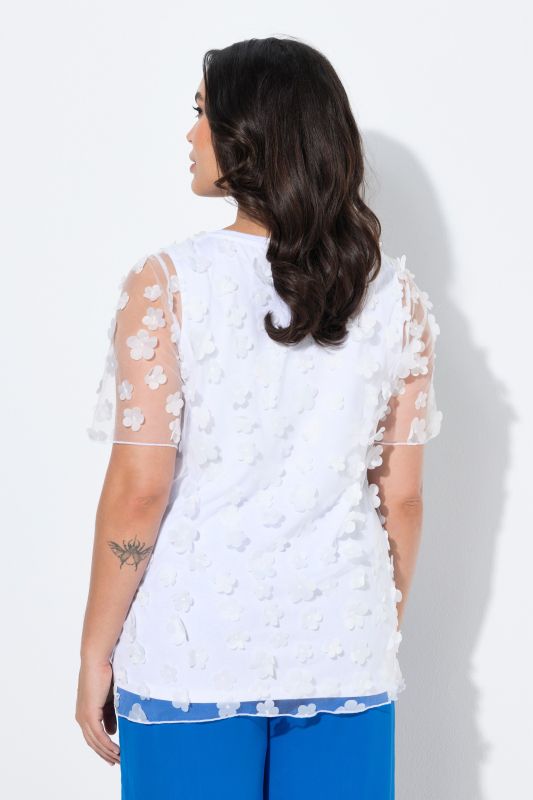 Тениска с мрежест акцент и 3D цветя