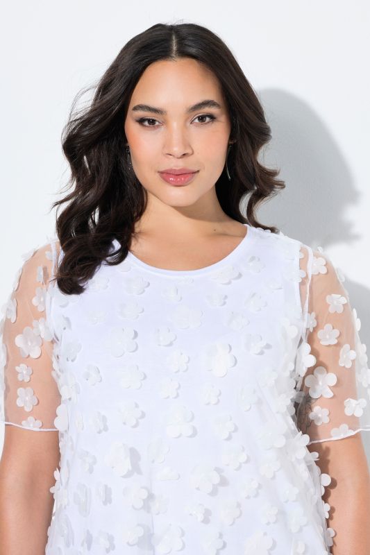 Тениска с мрежест акцент и 3D цветя