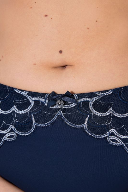 Бикини с дантела на сърца