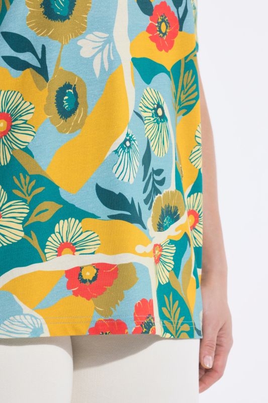 Тениска със завъртян флорален принт