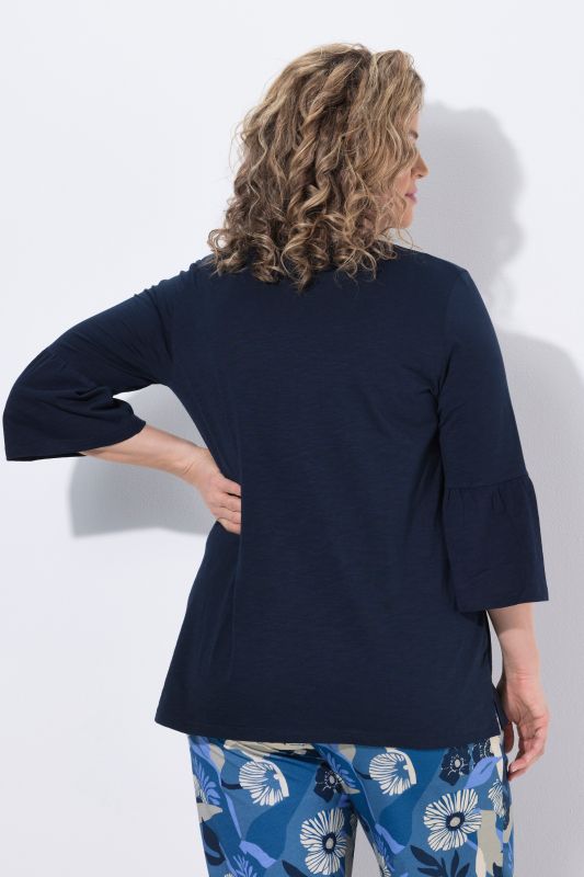 Тениска с бродирани цветя