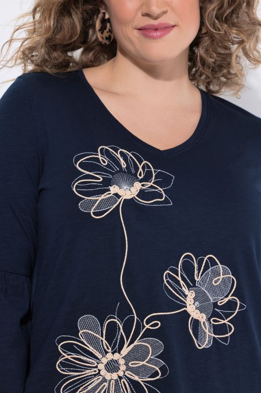 Тениска с бродирани цветя