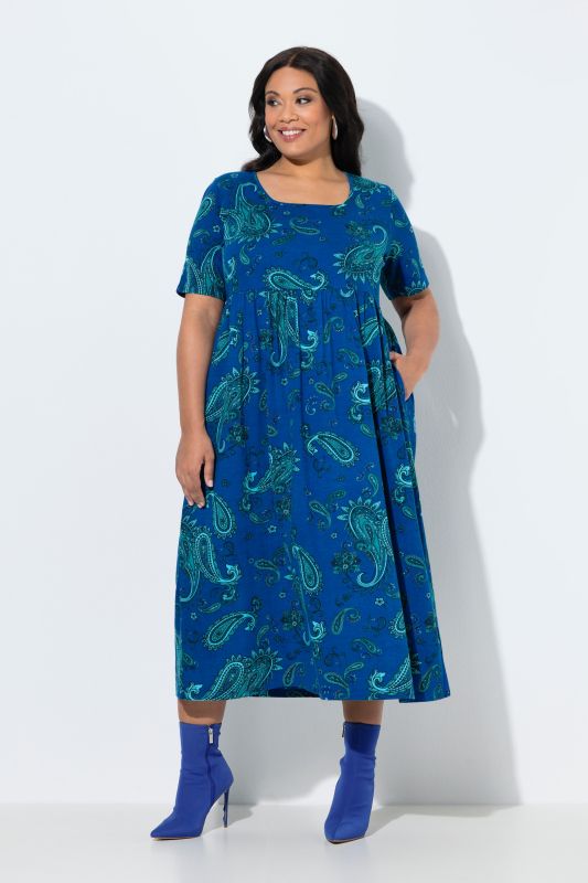 Рокля с пейзли мотиви