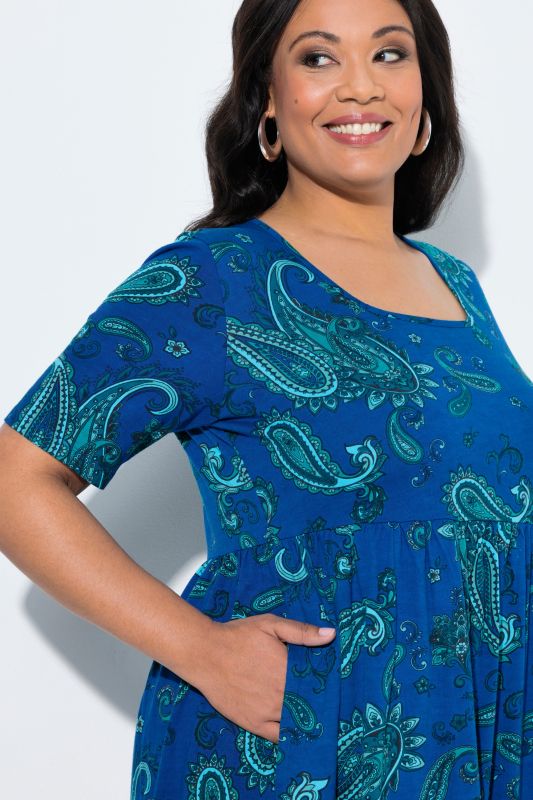 Рокля с пейзли мотиви