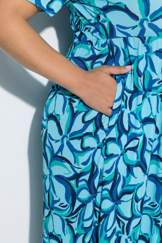 Рокля с флорални мотиви