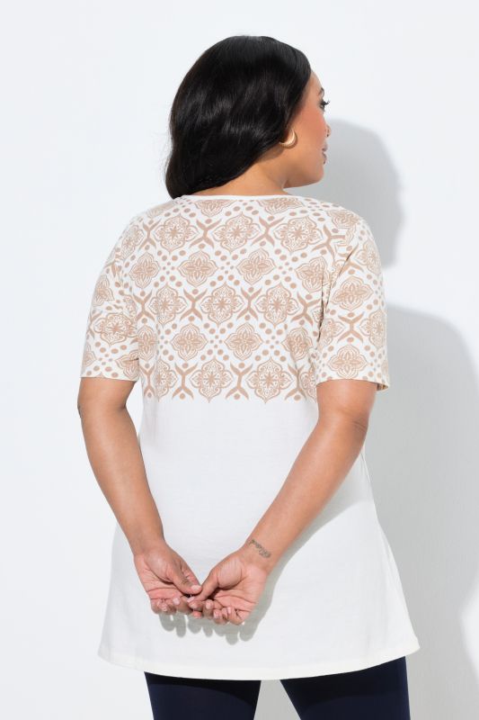 Туника с цветя на деколтето