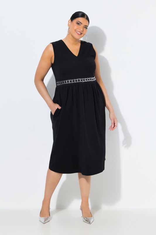 Рокля тип прегърни ме с декоративни камъчета