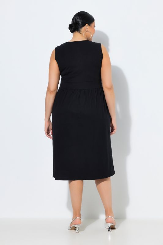 Рокля тип прегърни ме с декоративни камъчета