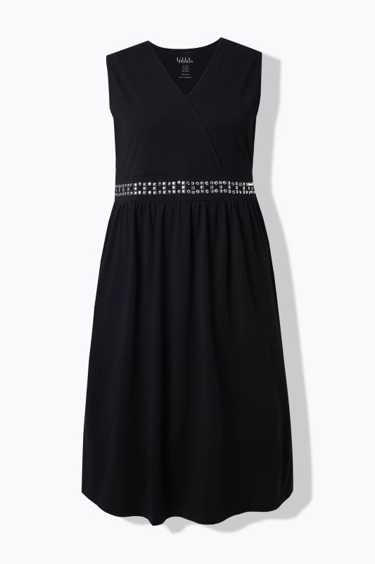 Рокля тип прегърни ме с декоративни камъчета