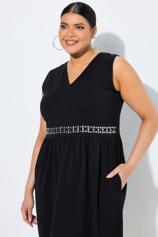 Рокля тип прегърни ме с декоративни камъчета