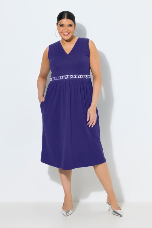 Рокля тип прегърни ме с декоративни камъчета