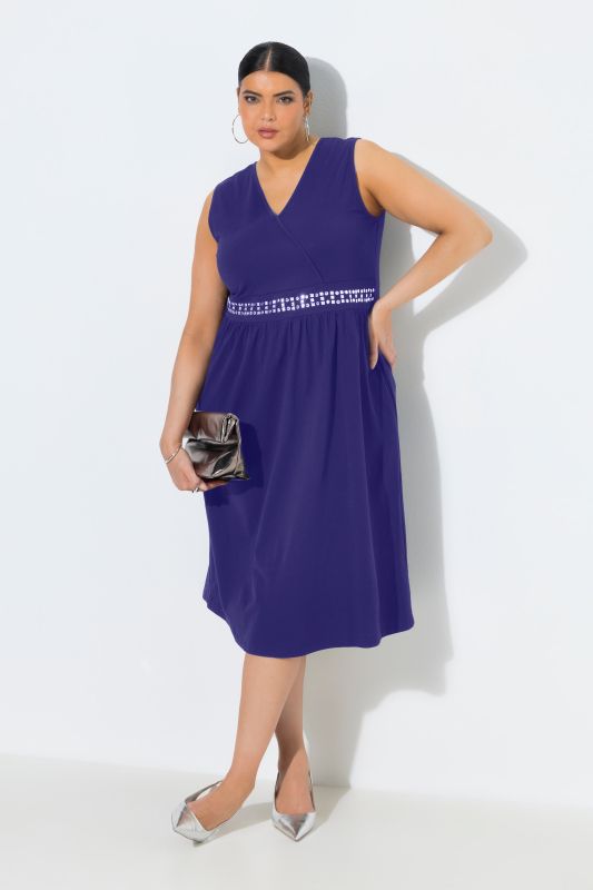 Рокля тип прегърни ме с декоративни камъчета