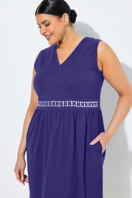 Рокля тип прегърни ме с декоративни камъчета