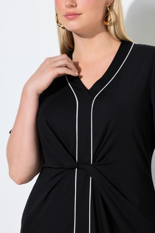 Рокля с контрастни акценти