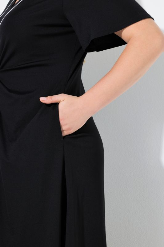 Рокля с контрастни акценти