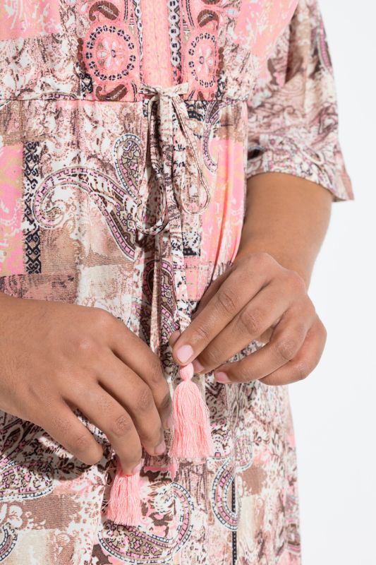 Рокля с пейзли пач принт