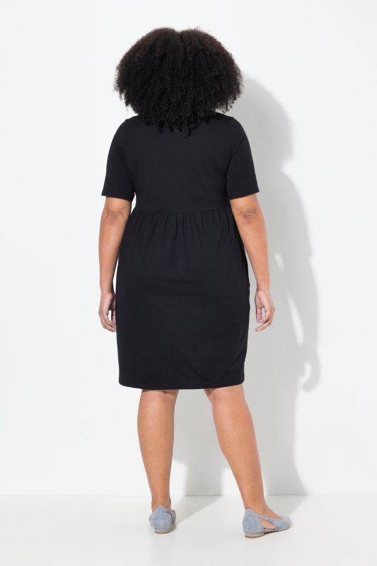 Рокля едноцветна с квадратно деколте