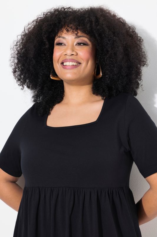 Рокля едноцветна с квадратно деколте