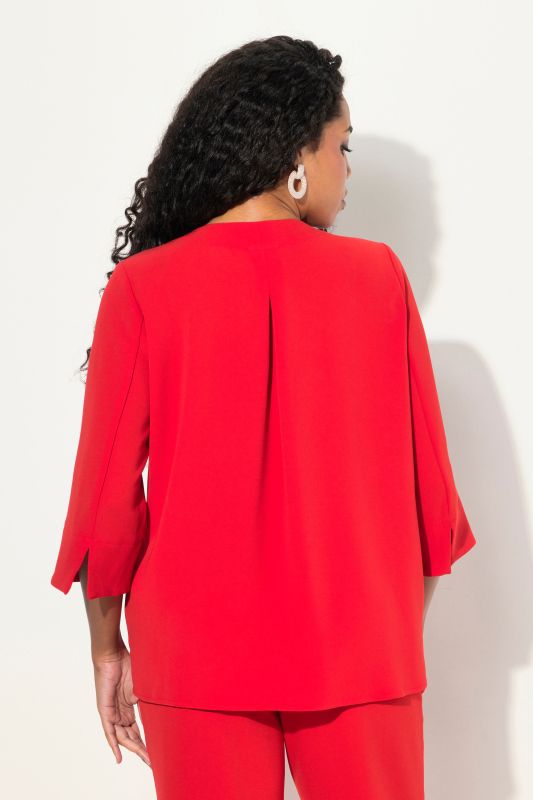 Блуза с акцент на деколтето