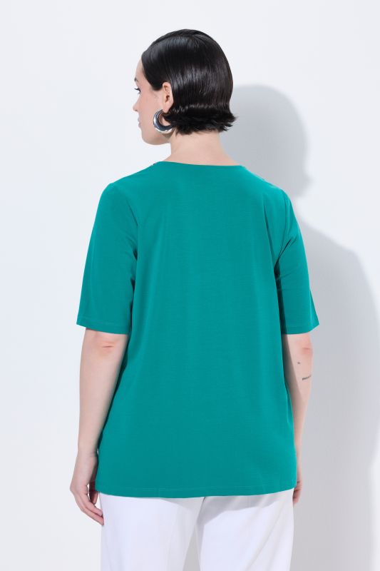 Тениска с мъниста на деколтето