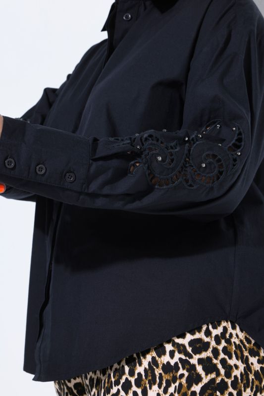 Риза с дантела на ръкавите