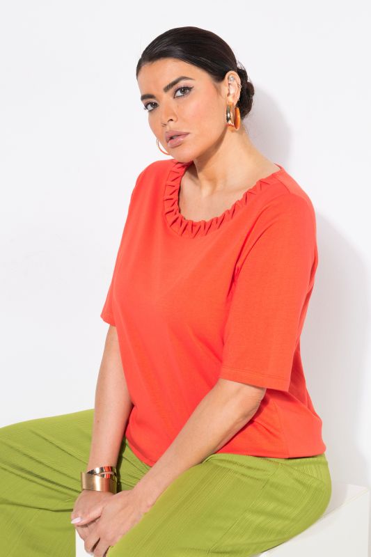 Тениска с мъниста на деколтето