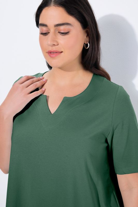 Тениска с модерно деколте